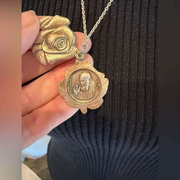 Vintage style Saint Padre Pio devotional medal pendant on a necklace - Picture 4 of 7